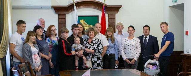 Глава Владивостока вручил ключи от квартир по программе предоставления жилья детям-сиротам