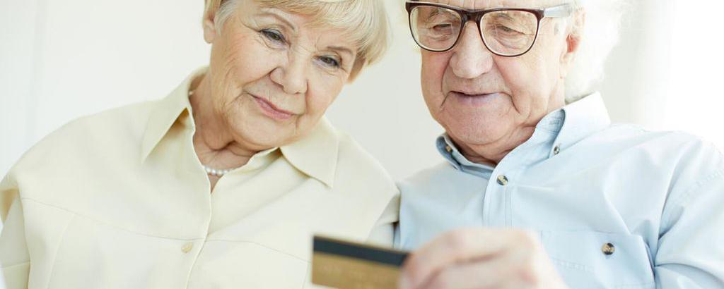 Аналитик рассказал об опасности хранения пенсии на банковской карте
