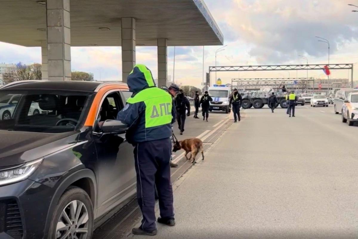Полиция в Петербурге проводила рейд с привлечением военной техники