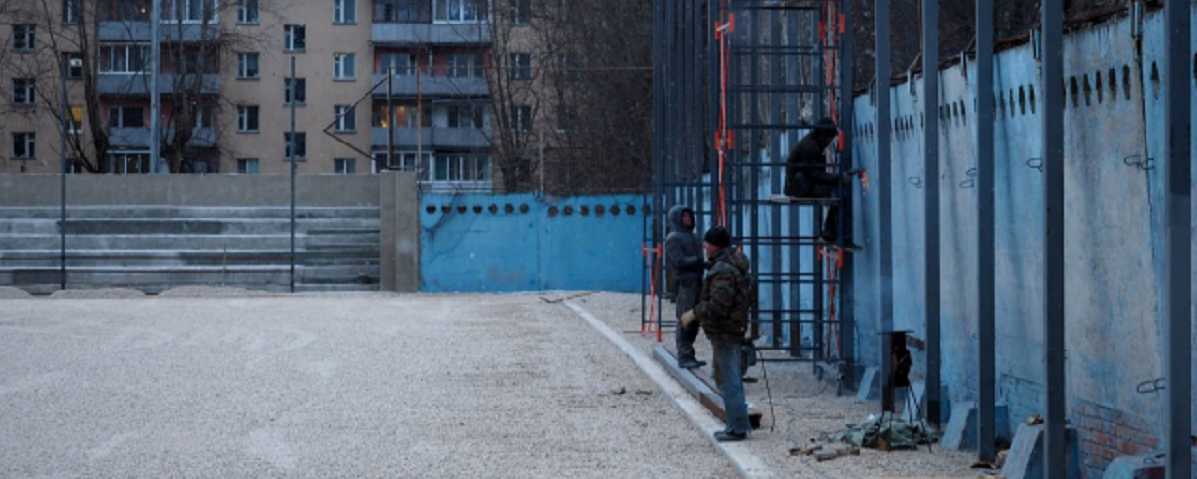 В калужском микрорайоне Малинники рабочие активно ремонтируют футбольное поле