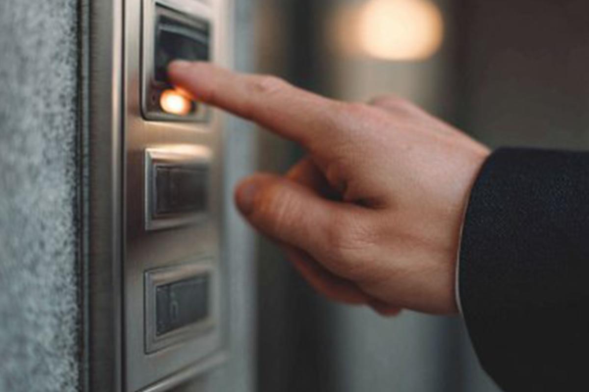 «Ключи выдадим завтра». Позвонили про домофон — через час исчезли деньги с карты. Как работает новая схема мошенников?