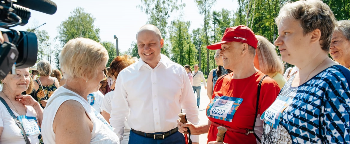 Максим Красноцветов посетил марафон по скандинавской ходьбе в Ивантеевке