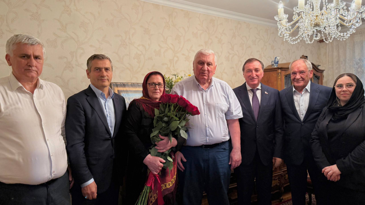 «57 лет совместной жизни заслуживают глубокого уважения»: Спикер Народного Собрания Дагестана Заур Аскендеров поздравил супружескую пару Асхабовых с Днем семьи, любви и верности