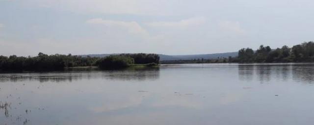 На Братском водохранилище в Приангарье перевернулась лодка с четырьмя рыбаками