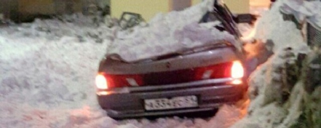 В Мурманске еще один автомобиль пострадал от упавшего с крыши снега
