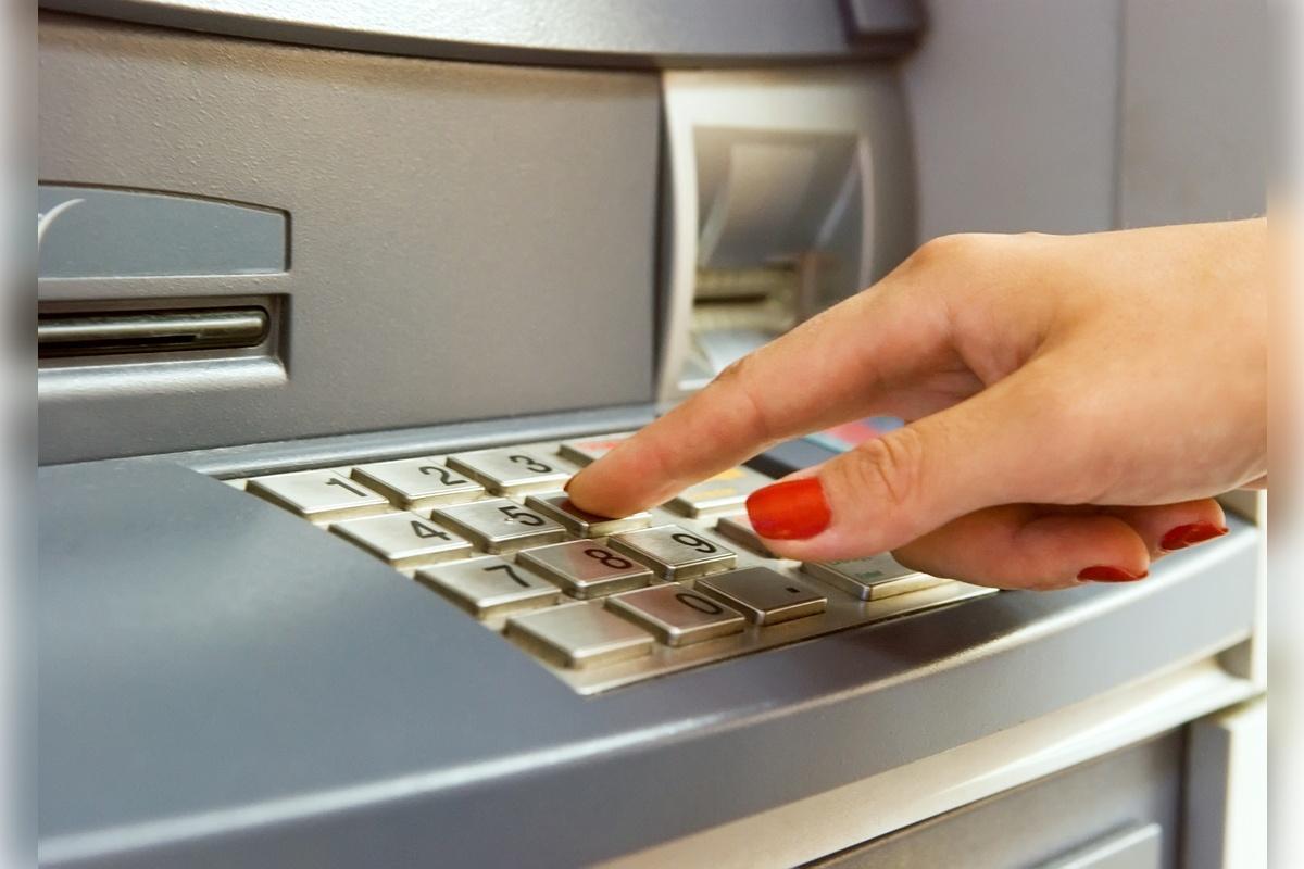 Россияне стали реже снимать наличные в банкоматах