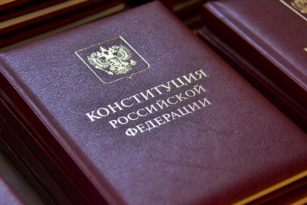 Геи смогут усыновить российских детей, если не внести поправки в 72 статью Конституции
