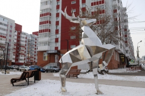 Мэр Иркутска Руслан Болотов открыл сквер с фигурой из сказки «Серебряное копытце» на месте пустыря в микрорайоне Первомайском