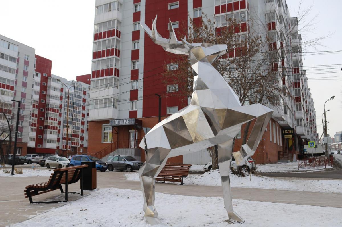 Мэр Иркутска Руслан Болотов открыл сквер с фигурой из сказки «Серебряное копытце» на месте пустыря в микрорайоне Первомайском