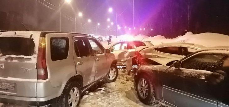 В Томске три человека пострадали при столкновении пяти машин