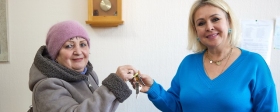 В Южно-Сахалинске жителям аварийных домов вручают ключи от благоустроенных квартир