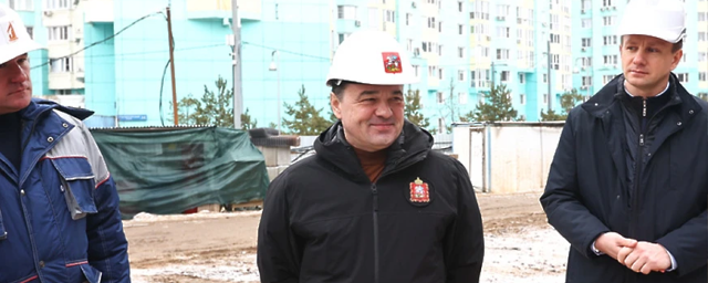 Андрей Воробьев посетил стройку образовательного комплекса в Красногорске