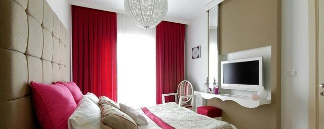 Красные шторы в интерьере квартиры