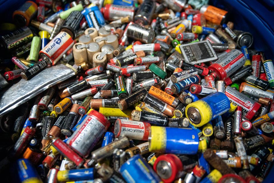Эксперт Волкова заявила, что нельзя выкидывать в мусор батарейки и лекарства из-за вреда для экологии