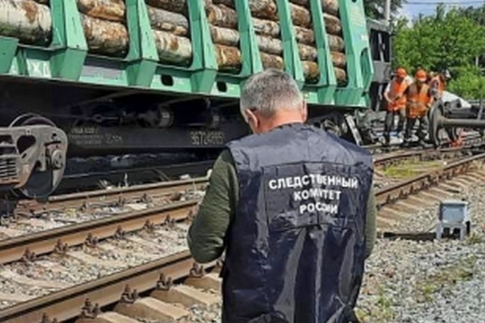 СКР начал проверку по факту схода с рельсов двух вагонов с лесоматериалами в Уфе