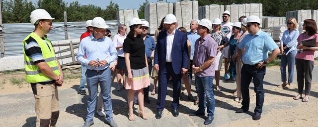 Глава Дзержинска проверил ход строительства новой школы