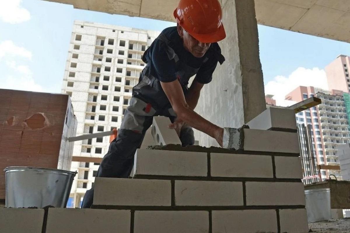 Глава Мордовии в День строителя поблагодарил рабочих за обновление городов