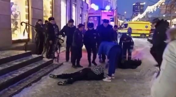 В центре Новосибирска два человека выпали с балкона четвертого этажа и погибли