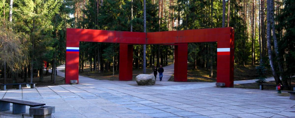Польский МИД выступил против снятия государственного флага на мемориале в Катыни