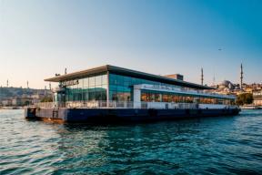 В Стамбуле открыли первое в Турции плавучее отделение банка на пароме