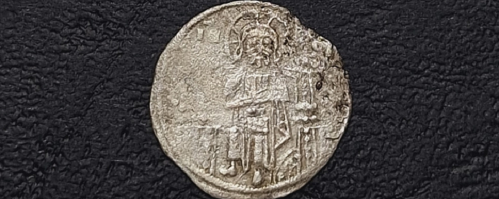 Археологи нашли в Болгарии 700-летнюю монету с изображением Иисуса