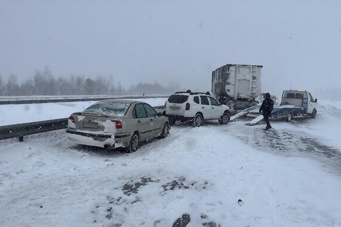 «Валли» устроил западню: сотня водителей в снежном плену, 12 аварий и сломанная патрульная машина на трассе М4 в Подмосковье