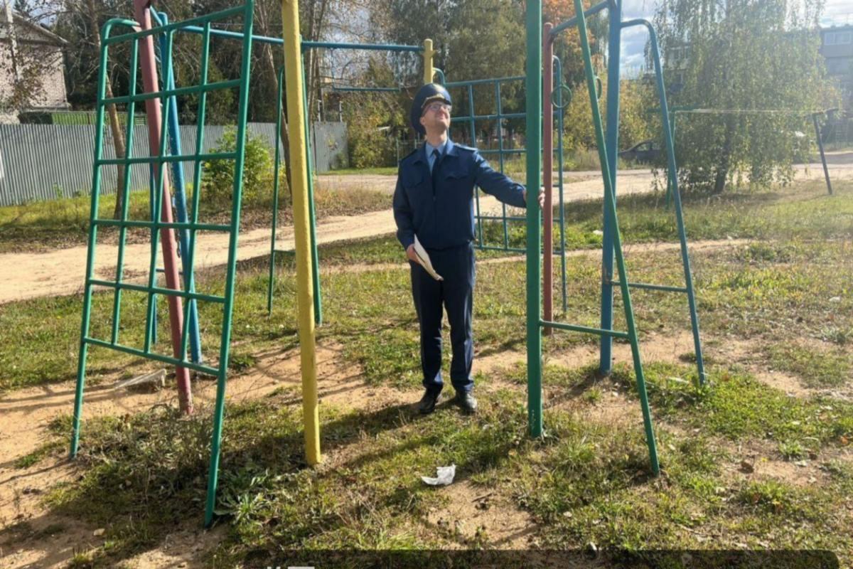 В городе Алексине прокуратура оценила детскую площадку как потенциально опасную для малышей