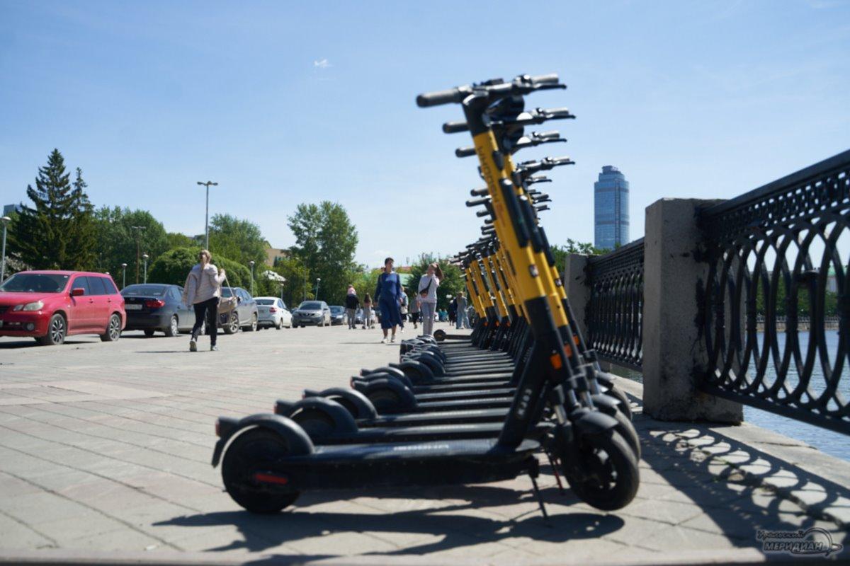 В Екатеринбурге электросамокатчик разбился насмерть, врезавшись в машину на парковке