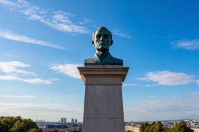 Жители российского города Мамоново просят избавиться от «головы Шварценеггера»