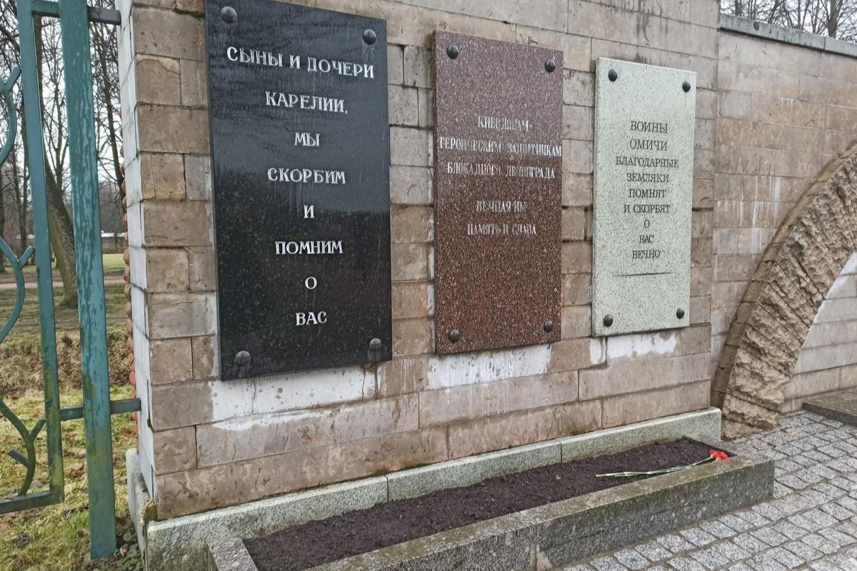 В Заксобрании Петербурга предложили включить мемориальные таблички в специальный реестр