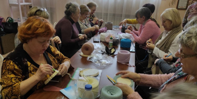 В Красноармейске участницы клуба «Активное долголетие» готовят новогодние подарки