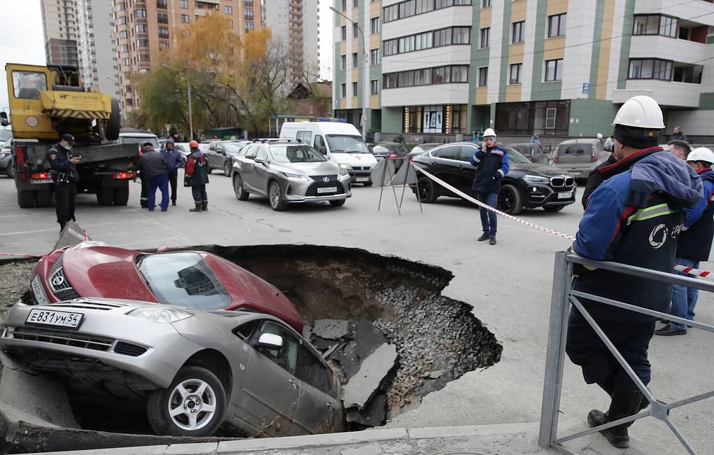 Новосибирск прорвало трубу. В Петербурге машина провалилась в яму с горячей водой.