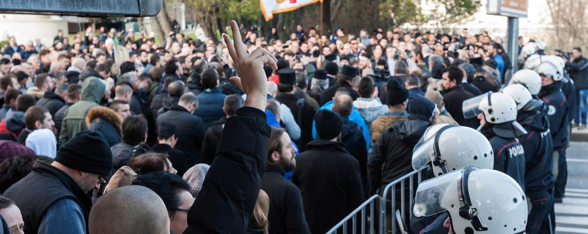 Движение в городах Черногории почти полностью блокировано протестующими