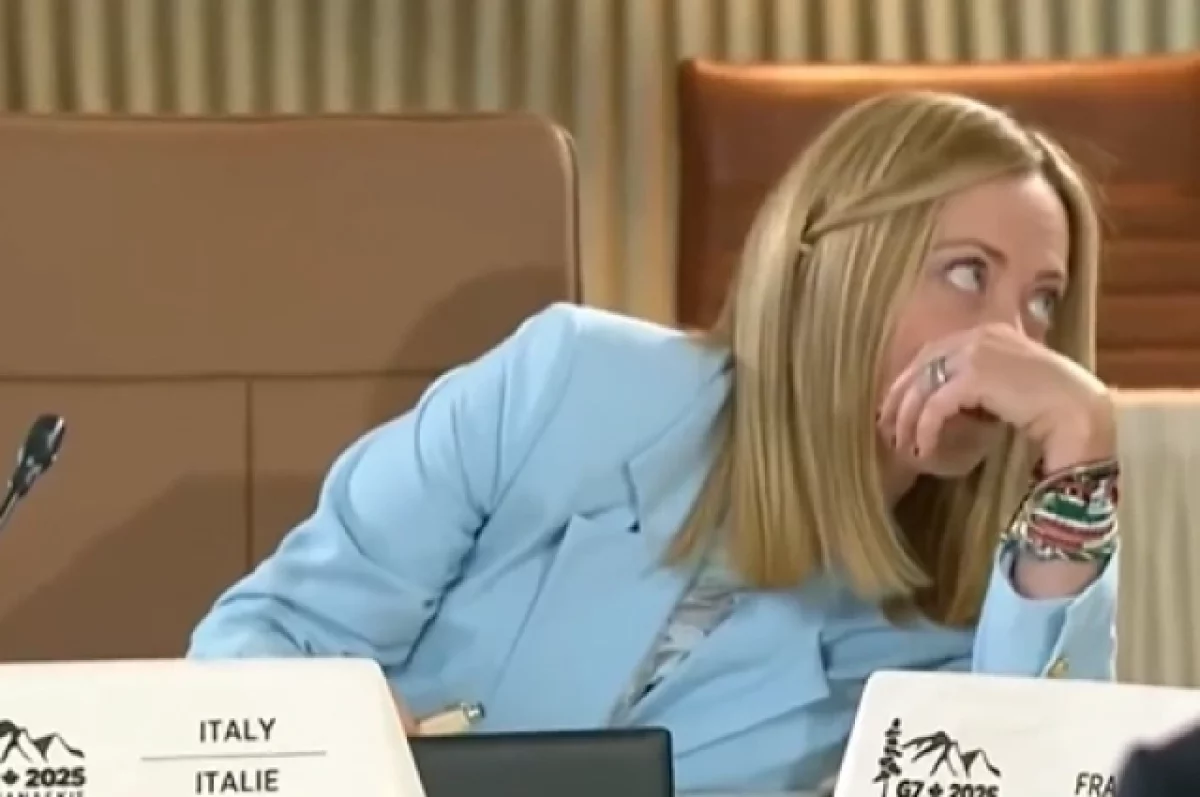 Психотерапевт объяснил, что стоит за мимикой Джорджи Мелони на саммите G7