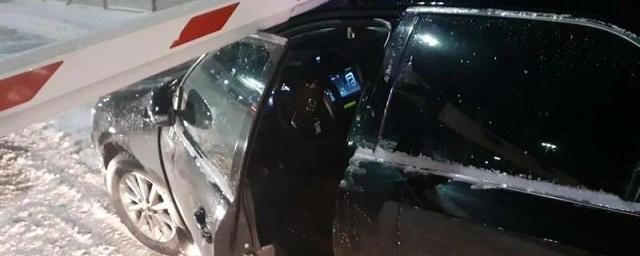 В Новосибирске угонщик Toyota Camry, убегая от полиции, устроил ДТП со шлагбаумом