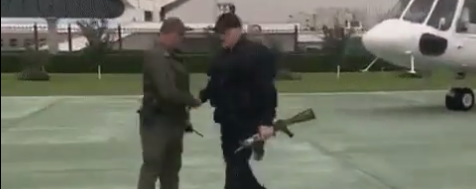 Видео: Лукашенко прилетел в свою резиденцию в бронежилете и с автоматом