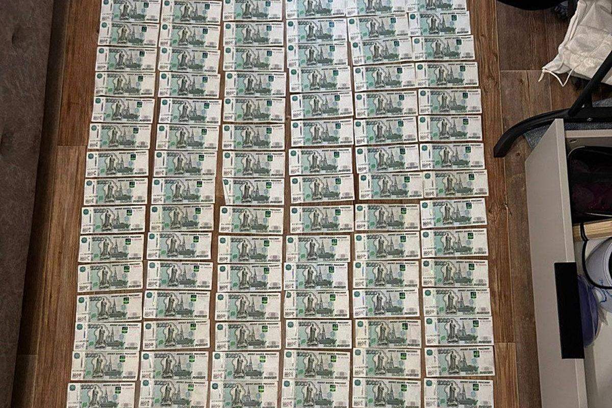 Силовики накрыли банду обнальщиков в Новосибирске и изъяли 72 млн рублей