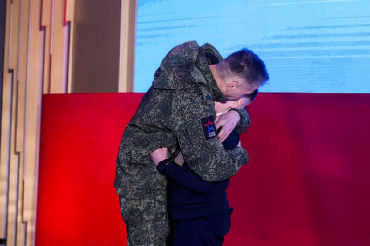 Трогательная семейная встреча произошла на церемонии вручения губернаторской премии