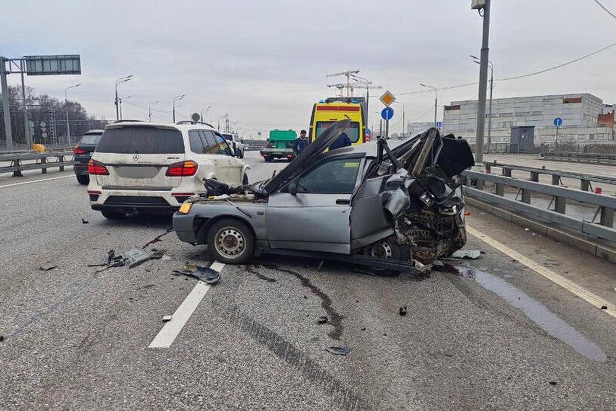 На северо-востоке Москвы столкнулись Mercedes и ВАЗ, есть погибшая