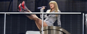 Певица Тейлор Свифт случайно проглотила жука на своем концерте в Чикаго - видео