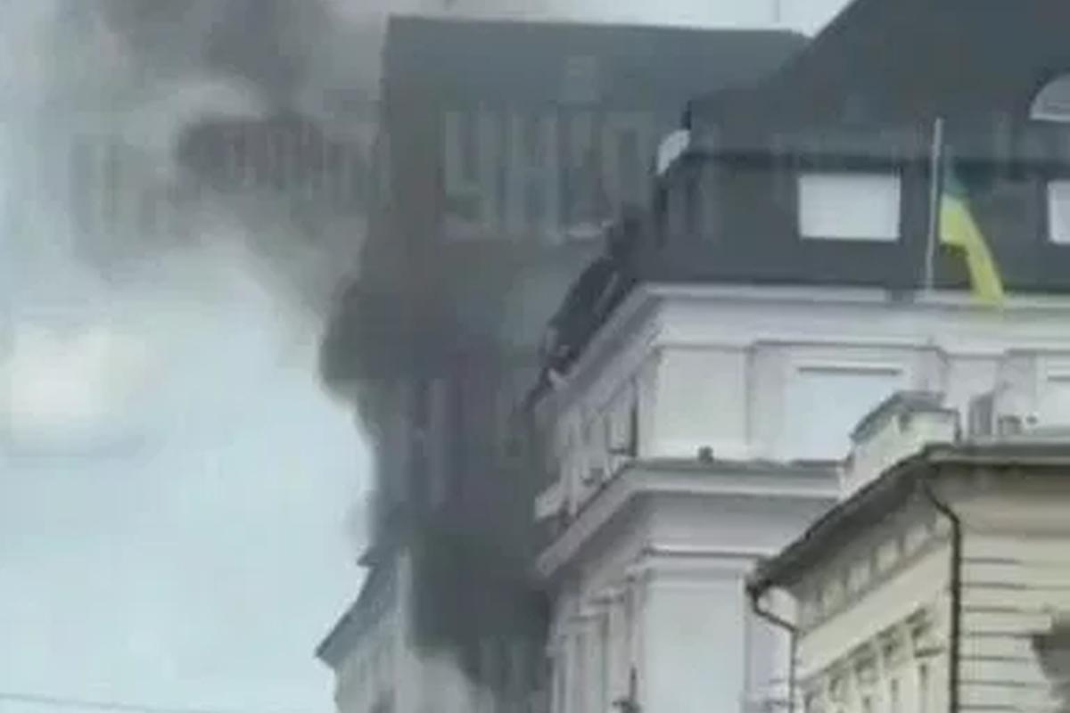 Взрыв в центре Киева: Зеленский заявил о ЧП в главном офисе СБУ и срочно связался с руководителем