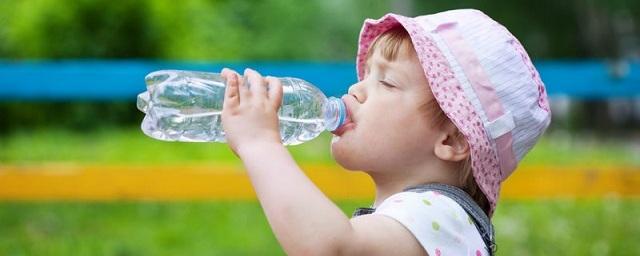 Ученые заявили о вреде пластиковых бутылок для здоровья детских зубов