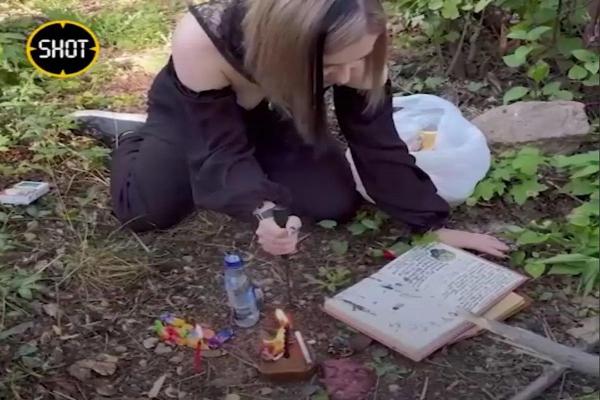 Ставропольская «ведьма» проводит ритуалы на кладбище, принося черепа птиц