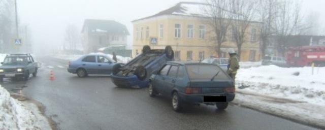 В Ярославской области чудом выжил водитель перевернувшийся иномарки