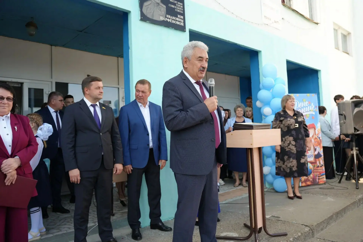 «1 сентября – это старт большого и важного пути»: Спикер Госсовета Леонид Черкесов принял участие в торжественных линейках ко Дню знаний в учебных заведениях Алатыря