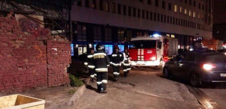 В Петербурге спасатели сняли подростка с крыши дома на улице Ефимова 