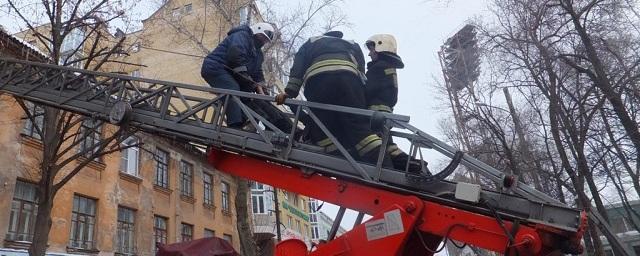 В Воронеже пожарные спасли висевшего на водосточной трубе мужчину