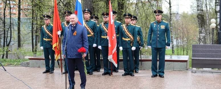 Глава Красногорска Алексей Спасский возложил цветы и венки на Красной горке