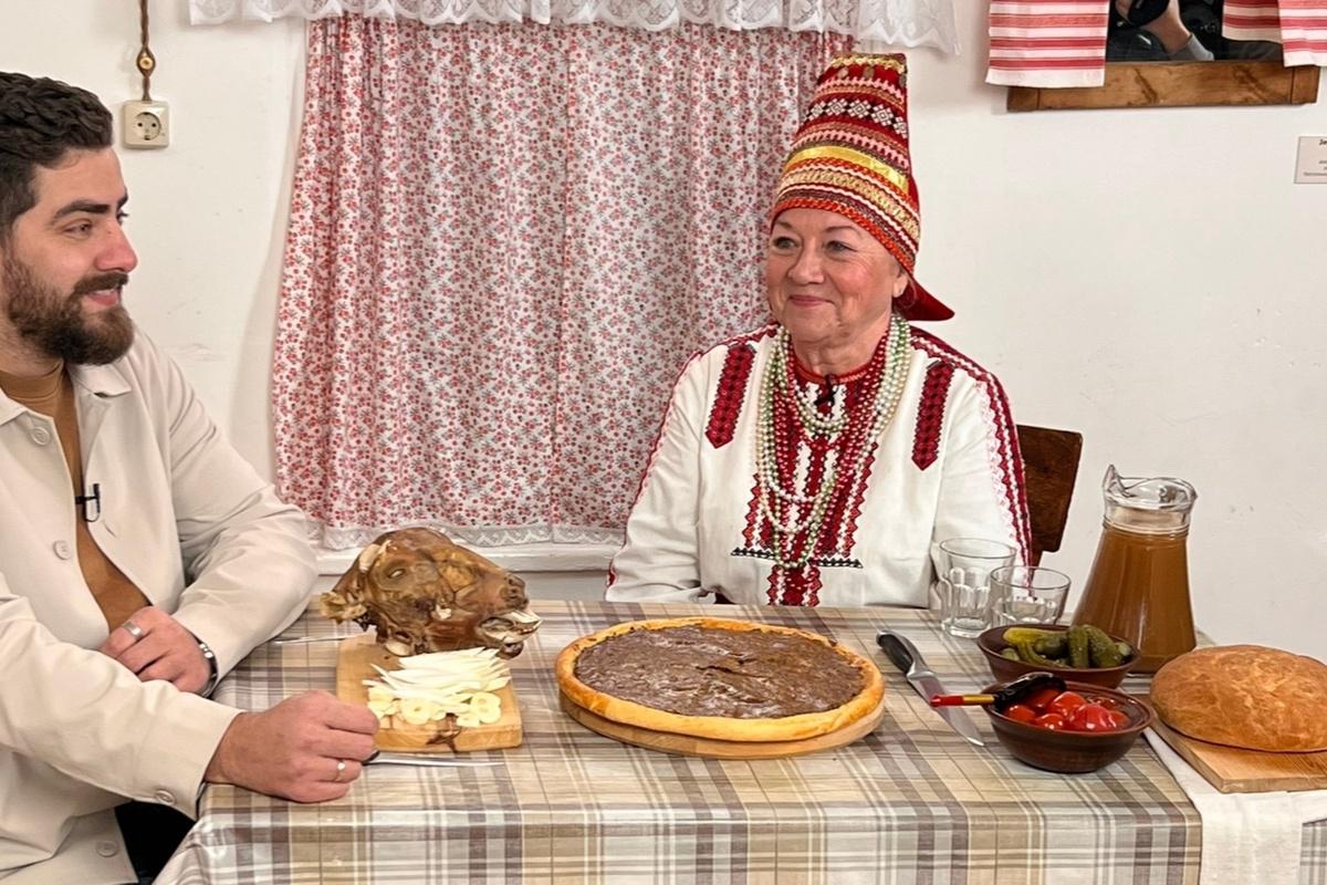 «Гастротур» в Мордовии: телеведущий Александр Пушков оценил конопляный пирог и баранью голову