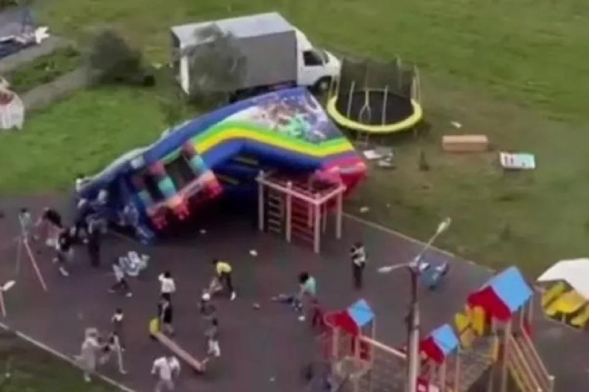 Из-за сильного ветра в Уфе перевернулся батут с детьми, есть пострадавшие